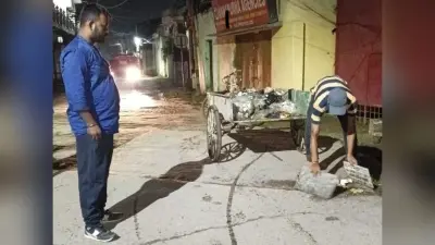 एक कांपेक्टर से रात में हो रहा कूड़े का उठाव, दूसरा अब तक नहीं हुआ दुरुस्त