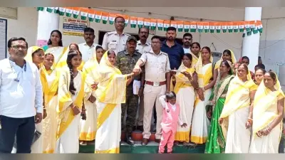 एकल विद्यालय की शिक्षकाओं ने बरकट्ठा पुलिस को बांधी राखी