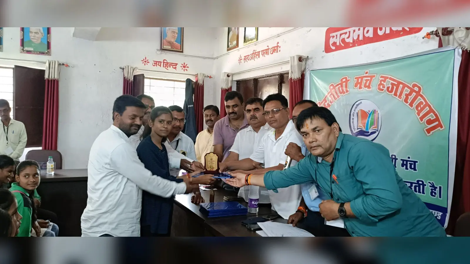 बहेरी पंचायत भवन में मेधावी छात्रों को किया सम्मानित