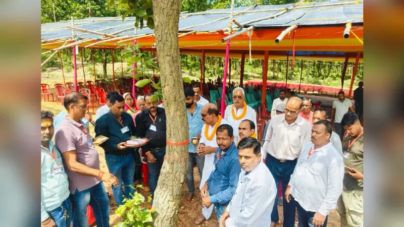 हजारों महिला-पुरुषों ने जंगल बचाने का लिया संकल्प