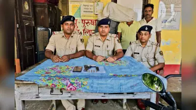 बैकुंठपुर में अवैध हथियार के साथ दो बाइक सवार बदमाश गिरफ्तार, तीन पर केस दर्ज