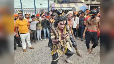 मथुरापुर से जीवंत झांकी के साथ निकाली गयी शोभा यात्रा