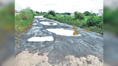 औद्योगिक अंचल को जाने वाली सड़क जर्जर