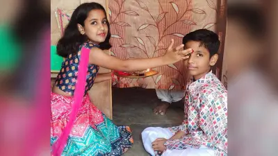 बहनों ने भाईयों की कलाई पर बांधा रक्षा सूत्र