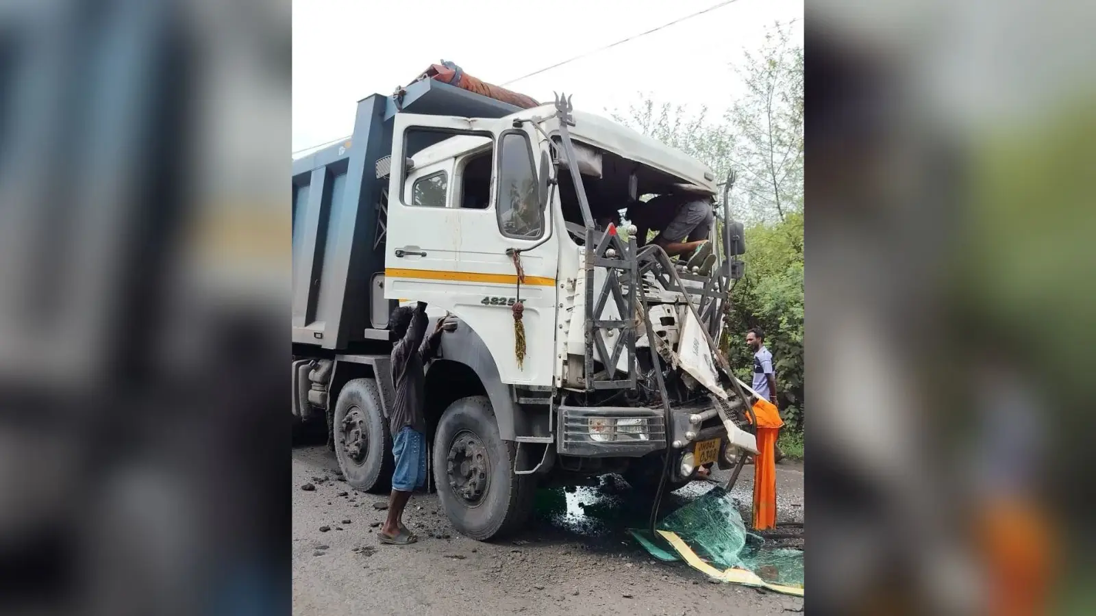 दुर्घटना के बाद घंटों केबिन में फंसा रहा हाइवा का चालक