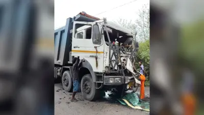 दुर्घटना के बाद घंटों केबिन में फंसा रहा हाइवा का चालक
