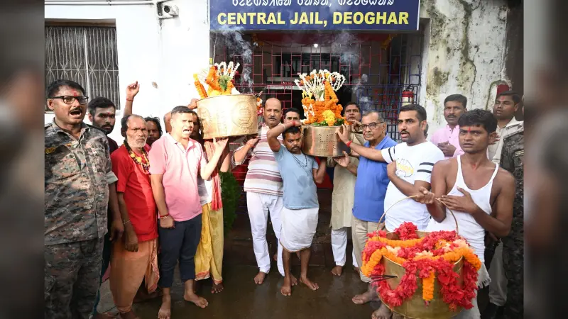 सेंट्रल जेल से बाबा बैद्यनाथ व बासुकिनाथ मंदिर भेजे गये दो पुष्प मुकुट