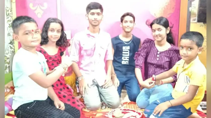 बहना ने भाई की कलाई से प्यार बांधा है, प्यार के दो तार से संसार बांधा है