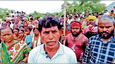 सड़क चालू रखने की मांग पर ग्रामीणों का प्रदर्शन