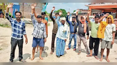 सड़क निर्माण में विलंब, ग्रामीणों ने किया प्रदर्शन