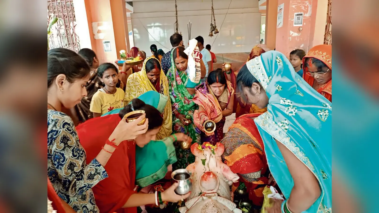 दुर्लभ संयोग में भक्तों ने किया महादेव का जलाभिषेक