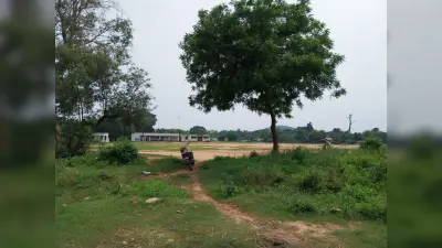 उत्क्रमित मध्य विद्यालय माराफारी में बाउंड्रीवाल नहीं, हादसे का डर