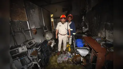 करबिगहिया रेलवे अस्पताल में शॉर्ट सर्किट से लगी आग, कांच तोड़ मरीजों को निकाला