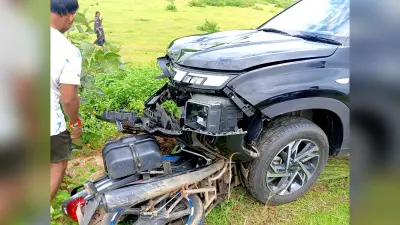 दुर्घटना में बाइक सवार की मौत, पत्नी गंभीर