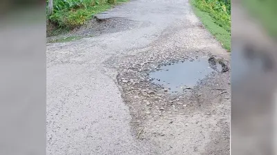 शीशाबाड़ी गांव से मीरपुर हाट जानेवाली सड़क जर्जर