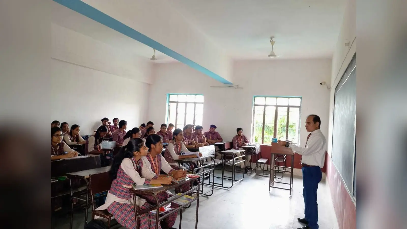 प्राध्यापक ने गणित के प्रश्नों को हल करने के बताये तरीके