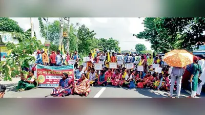 युवती की हत्या के विरोध में आदिवासी संगठन ने किया सड़क जाम
