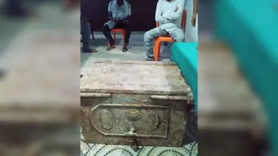 जमीन की खुदाई में मिला तिजोरी, मौर्य कालीन होने की आशंका