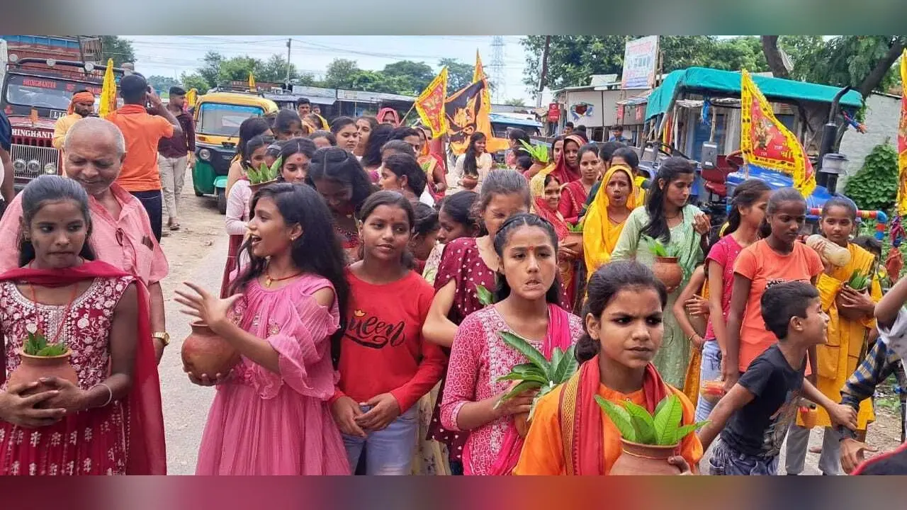 महायज्ञ को लेकर कन्याओं ने निकाली कलशयात्रा