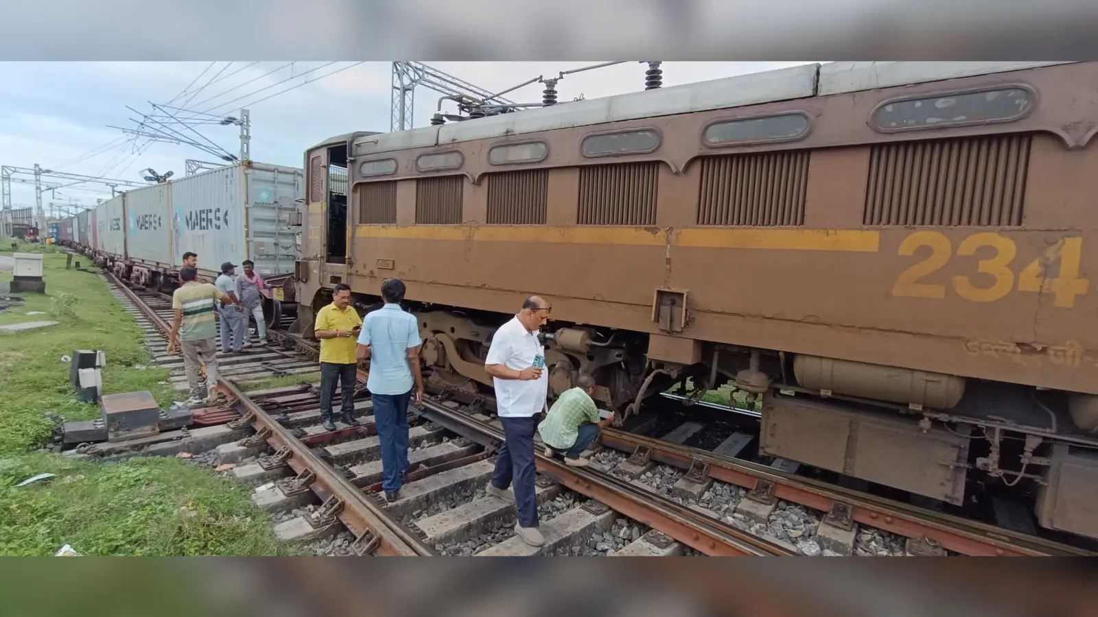 रक्सौल में मालगाड़ी का इंजन पटरी से उतरा, परिचालन बाधित
