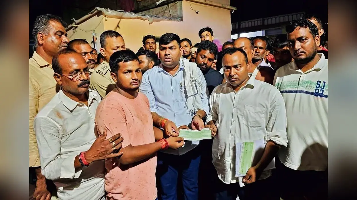 दिवंगत वार्ड पार्षद के परिजन को नगर परिषद प्रशासन ने दिया पांच लाख रुपये का चेक