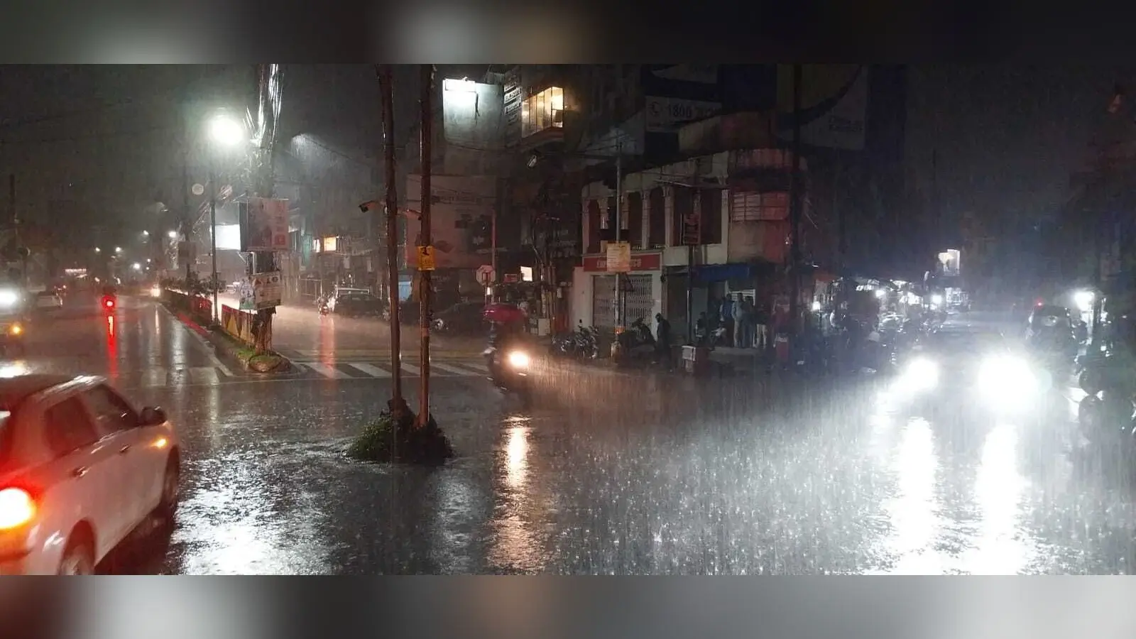 Ranchi News : झमाझम बारिश से सड़कों पर जलजमाव, कई घरों व दुकानों में घुसा पानी