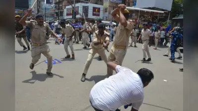 Patna : डाकबंगला चौराहे पर प्रदर्शनकारियों को पुलिस ने दौड़ा-दौड़ा पीटा