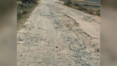 गिद्धौर मौरा वाया मांगोबंदर बाइपास पर गड्ढे ही गड्ढे, हिचकोले खाकर बढ़ते हैं वाहन
