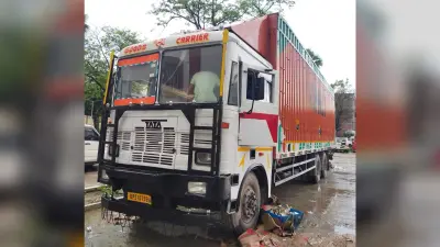 यूपी नंबर के कंटेनर में बना था तहखाना, 414 कार्टन शराब मिली