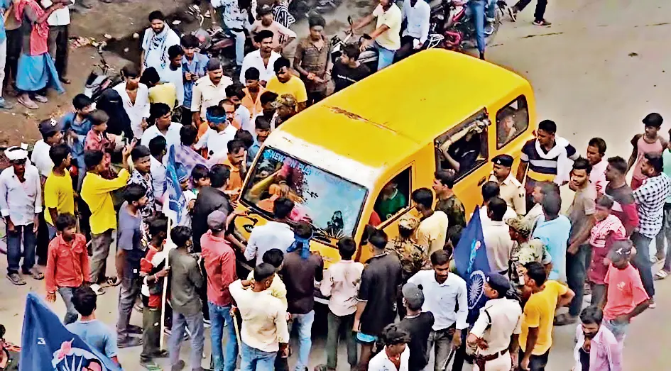 स्कूली बच्चों की जान खतरे में डालने, लाठी-डंडा से राहगीरों को पीटने वाले उपद्रवियों पर हुई प्राथमिकी
