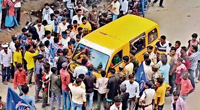 स्कूली बच्चों की जान खतरे में डालने, लाठी-डंडा से राहगीरों को पीटने वाले उपद्रवियों पर हुई प्राथमिकी