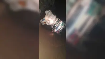 गुरारू में अनियंत्रित होकर भूसा से भरा ओवरलोड पिकअप पलटा