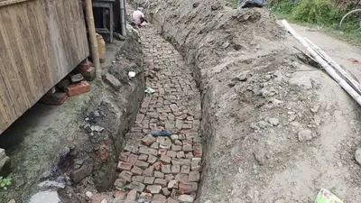 बिना सूचना पट्ट लगाये उजला बालू व घटिया सामग्री से हो रहा नाला का निर्माण कार्य