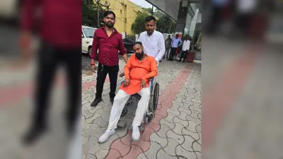दिनेश के पैर के पास फटा केमिकल बम, पुलिस की लाठीचार्ज में कई घायल