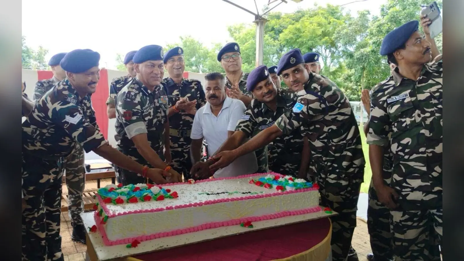 इंडो नेपाल बॉर्डर पर सेवा बंधुत्व व समर्पण के संदेश के साथ असामाजिक गतिविधियों पर रोक लगा रही एसएसबी: नेगी