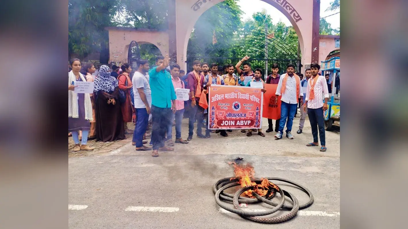 मार्कशीट में गड़बड़ी को लेकर छात्रों में आक्रोश, कॉलेज में की तालाबंदी, वीसी का पुतला फूंका