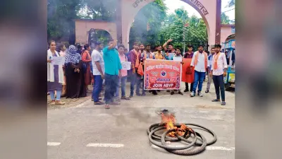 मार्कशीट में गड़बड़ी को लेकर छात्रों में आक्रोश, कॉलेज में की तालाबंदी, वीसी का पुतला फूंका