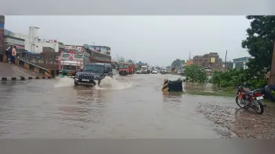 एनएच मेन रोड पर जल-जमाव से बढ़ी राहगीरों की परेशानी