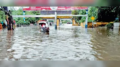 भारी बारिश से स्टेशन के द्वार तक जमा पानी, भारी परेशानी