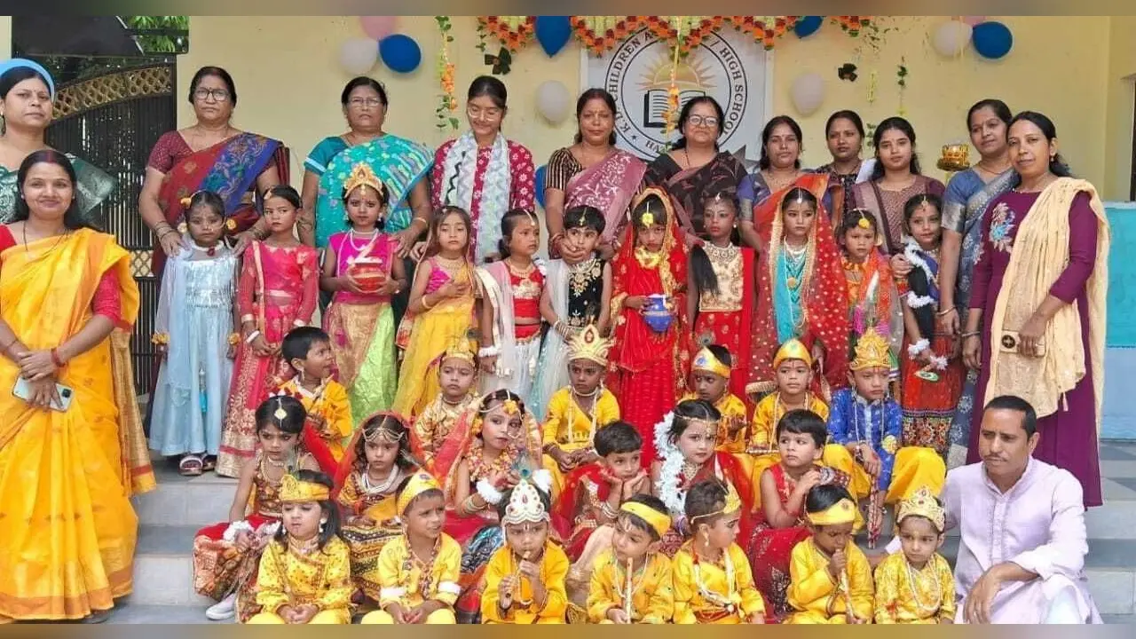 श्रीकृष्ण और राधा के वेश में बच्चों ने मन मोहा