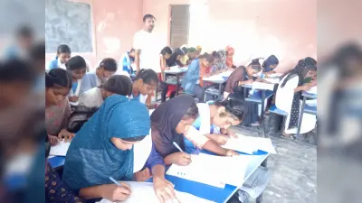 उत्क्रमित उच्च विद्यालय बैरिया में चल रही मासिक परीक्षा