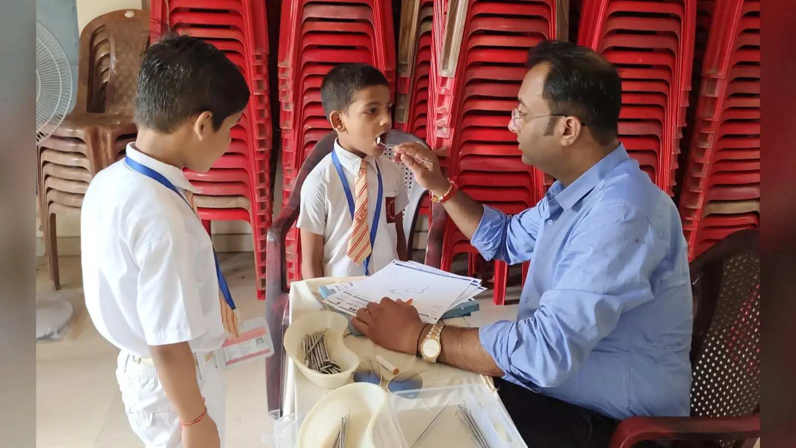 शिशु निकेतन स्कूल में फ्री डेंटल चेकअप कैंप का आयोजन