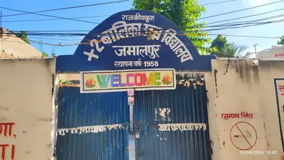 तीन कमरों में ही चार कक्षाओं की हो रही पढ़ाई, सालों से नहीं है अंग्रेजी व संस्कृत के शिक्षक