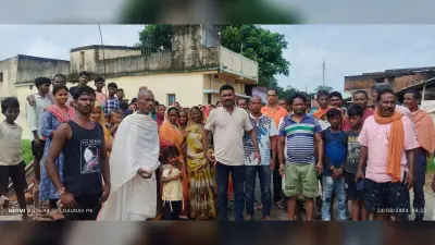 श्मशान घाट रास्ते पर दी गयी दीवार को ग्रामीणों ने तोड़ा