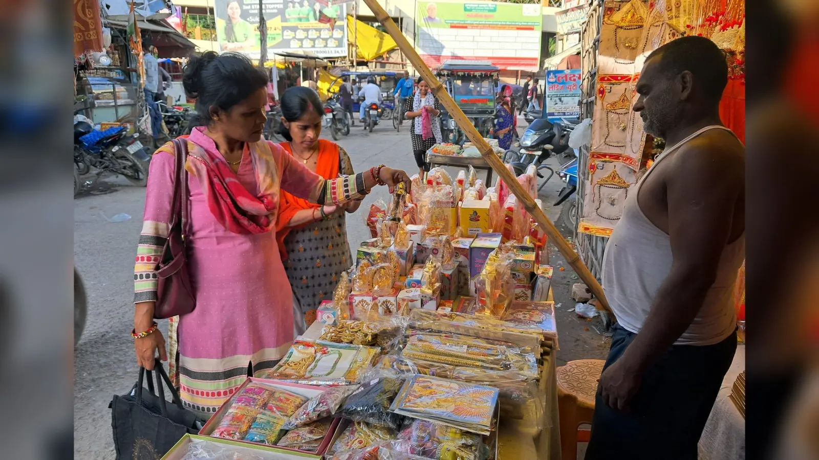 श्रीकृष्ण जन्मोत्सव को लेकर सजा बाजार, खरीदारों की बढ़ी भीड़
