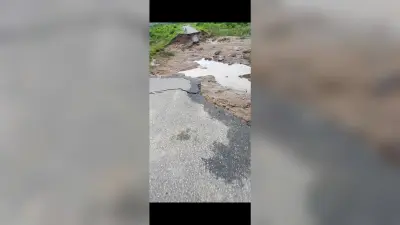 पानी के तेज बहाव से खोरिया गांव की सड़क क्षतिग्रस्त