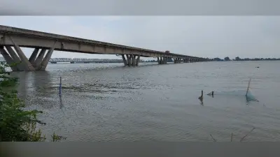 बाढ़ से बढ़ रही लोगों की मुसीबतें