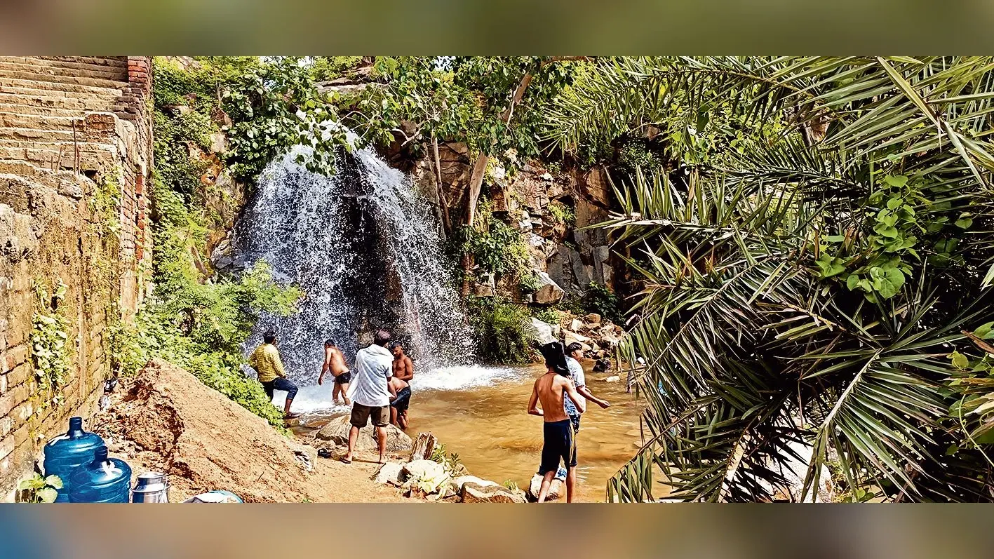 अब सिर्फ बारिश के दिनों में ही अस्तित्व में आता है हाथीदह झरना
