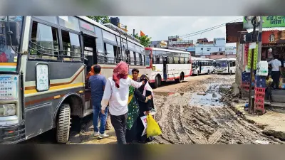 राजेंद्र बस स्टैंड में गंदगी और कीचड़ से यात्री हो रहे परेशान
