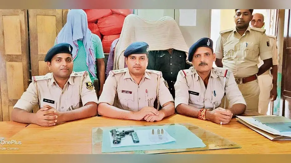दिघवा गांव में पैसे के लेनदेन में चली गोली, पुलिस ने पिस्टल-गोली के साथ तीन को किया गिरफ्तार